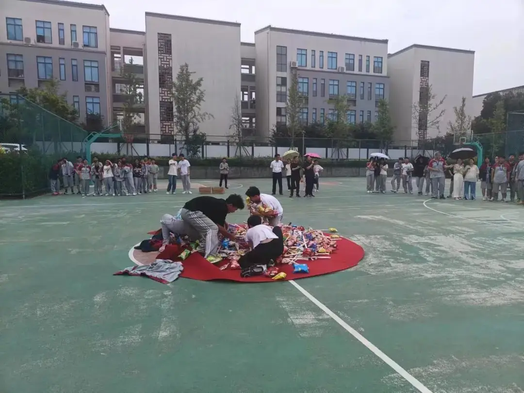 味蕾尽欢抢零食 奔赴中考释压力——浙师大附中开展初三学子抢零食趣味减压活动 第16张 味蕾尽欢抢零食 奔赴中考释压力——浙师大附中开展初三学子抢零食趣味减压活动 第16张