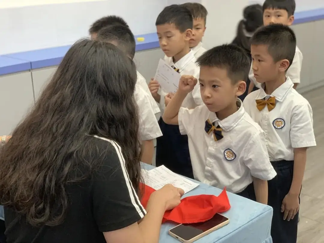 红领巾爱祖国 争做新时代好队员——龙泰小学举行2024年一年级新队员入队暨中队活动课系列活动 第21张 红领巾爱祖国 争做新时代好队员——龙泰小学举行2024年一年级新队员入队暨中队活动课系列活动 第21张