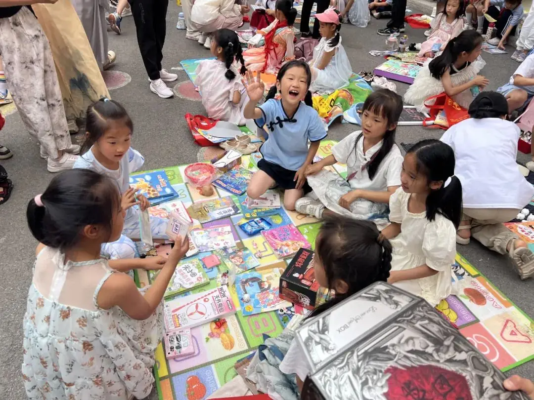鹤壁市淇滨小学2024年读书节活动 之“跳蚤书市” 第6张 鹤壁市淇滨小学2024年读书节活动 之“跳蚤书市” 第6张