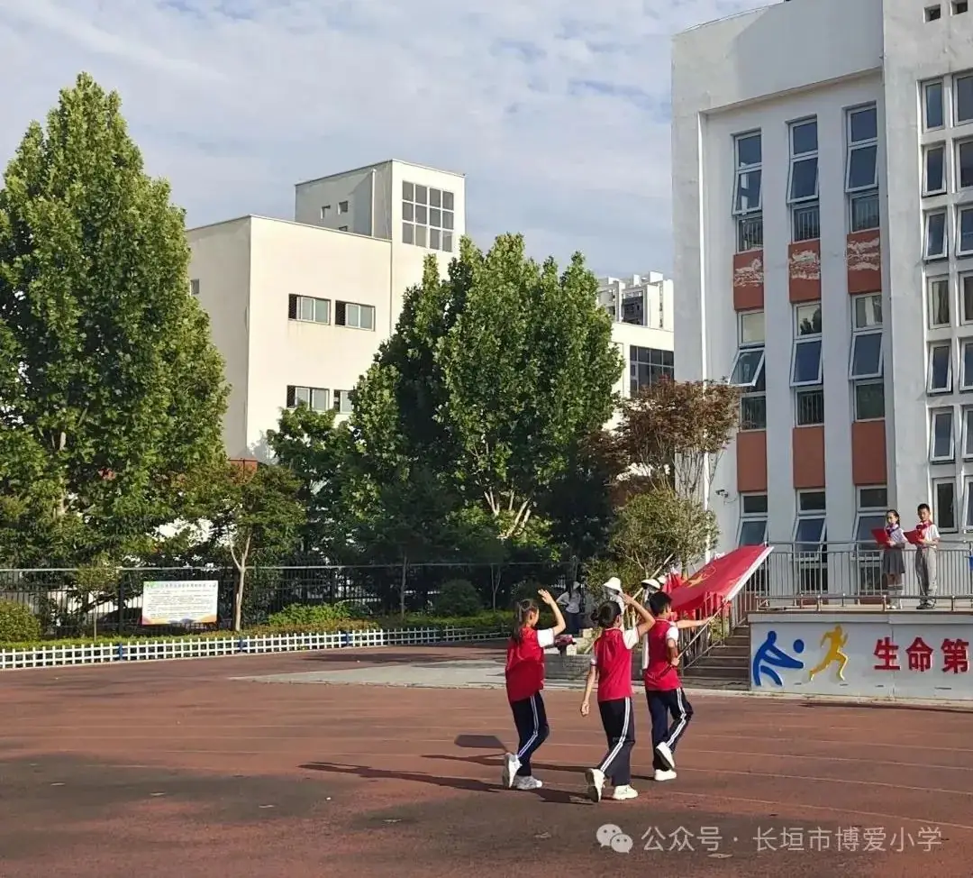 红领巾爱祖国——长垣市博爱小学2024年少先队新队员入队仪式 第13张 红领巾爱祖国——长垣市博爱小学2024年少先队新队员入队仪式 第13张