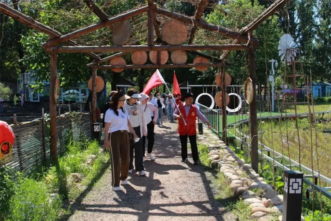 太师屯镇中心小学党总支开展“学思践悟,走进中国美丽乡村”主题党日活动 第17张 太师屯镇中心小学党总支开展“学思践悟,走进中国美丽乡村”主题党日活动 第17张