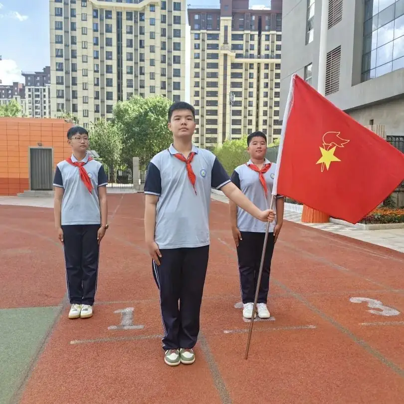 【万达小学·红领巾】冀疆少年手拉手 高举队旗跟党走————一年级新队员入队仪式 第29张 【万达小学·红领巾】冀疆少年手拉手 高举队旗跟党走————一年级新队员入队仪式 第29张
