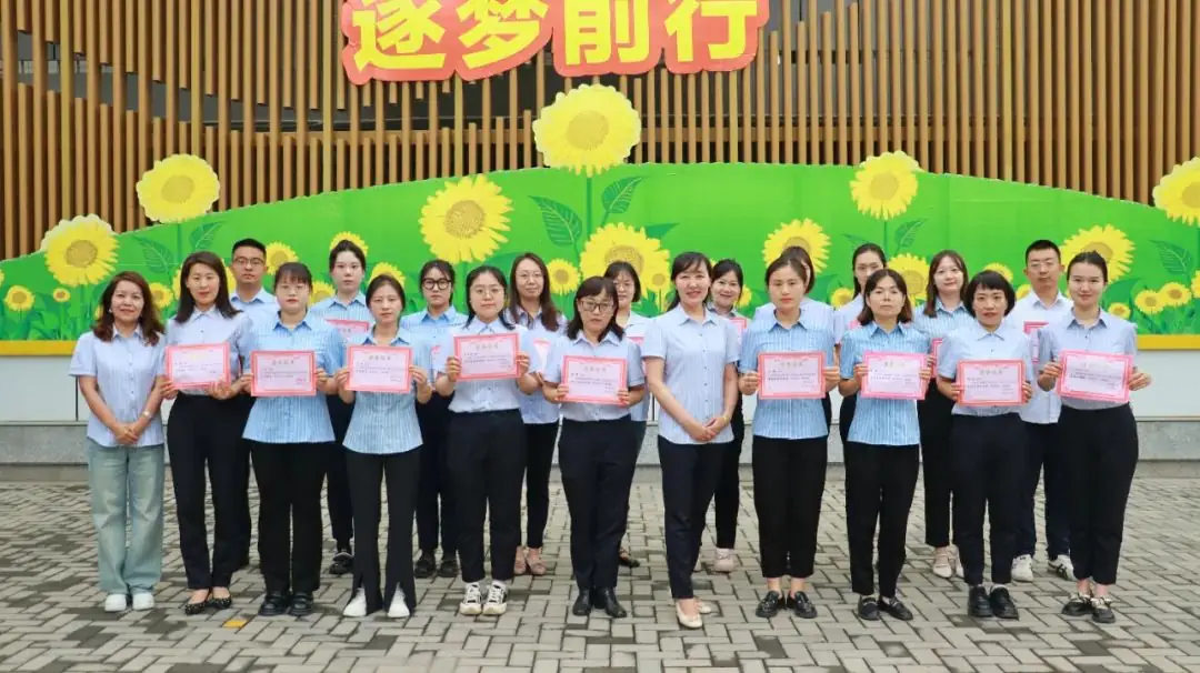 【喜报】咸阳彩虹小学周一晨会颁奖 第36张 【喜报】咸阳彩虹小学周一晨会颁奖 第36张