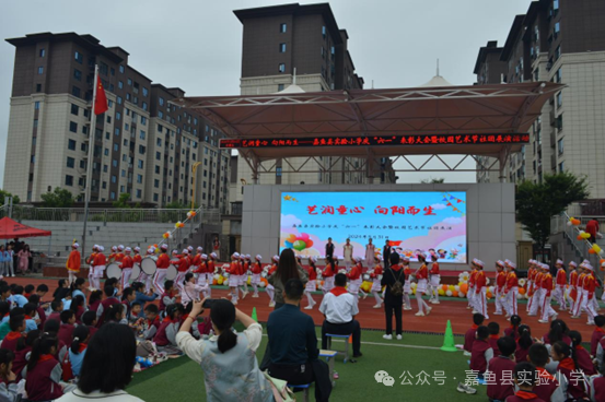 艺润童心 向阳而生——嘉鱼县实验小学开展庆“六一”表彰大会暨校园艺术节社团展演活动 第2张 艺润童心 向阳而生——嘉鱼县实验小学开展庆“六一”表彰大会暨校园艺术节社团展演活动 第2张
