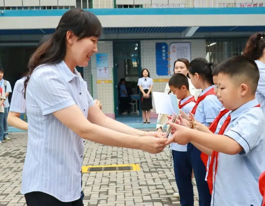 【喜报】咸阳彩虹小学周一晨会颁奖 第18张 【喜报】咸阳彩虹小学周一晨会颁奖 第18张