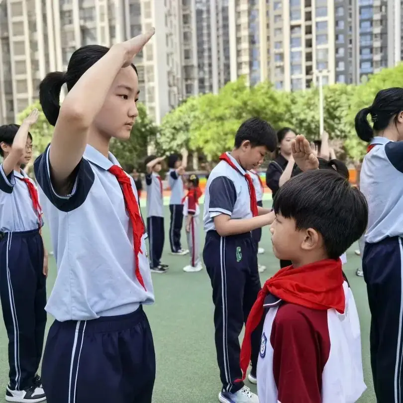 【万达小学·红领巾】冀疆少年手拉手 高举队旗跟党走————一年级新队员入队仪式 第40张 【万达小学·红领巾】冀疆少年手拉手 高举队旗跟党走————一年级新队员入队仪式 第40张