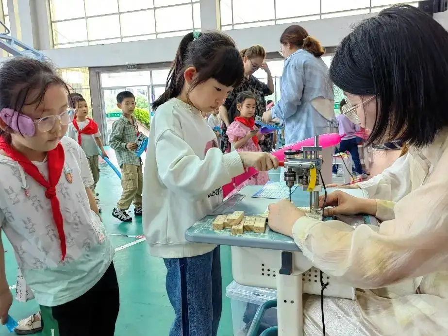 “家门口青少年宫”活动走进岩山小学、宁围小学新华校区、义桥二小、凤标小学和通惠小学 第11张 “家门口青少年宫”活动走进岩山小学、宁围小学新华校区、义桥二小、凤标小学和通惠小学 第11张
