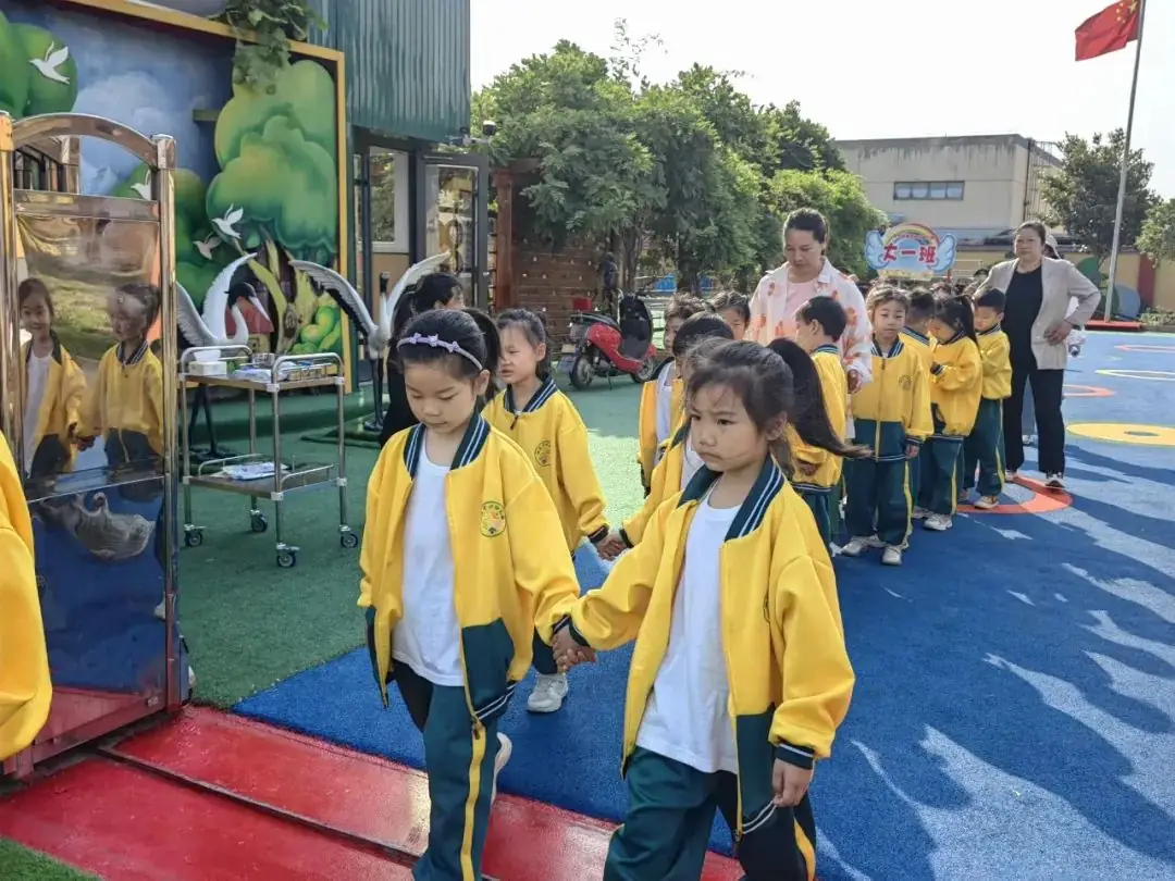 【学前教育宣传月】走进小学  快乐体验——阜宁县施庄中心幼儿园大班年级组走进小学实践活动 第9张
