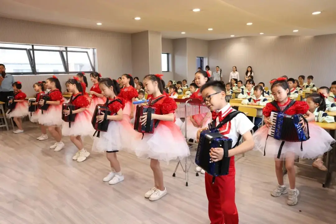 奖学助学庆“六一”——赣州市凤岗中心小学举行2024年“六一”国际儿童节表彰活动 第4张 奖学助学庆“六一”——赣州市凤岗中心小学举行2024年“六一”国际儿童节表彰活动 第4张
