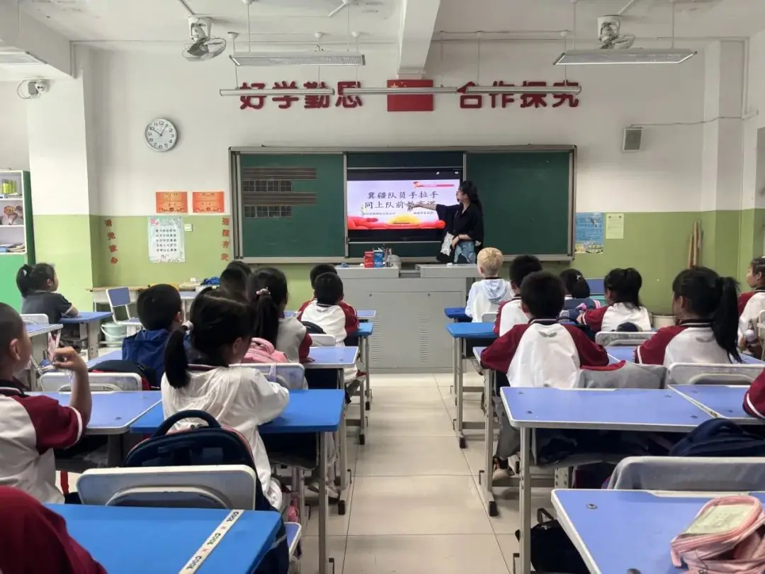 【万达小学·红领巾】冀疆少年手拉手 高举队旗跟党走————一年级新队员入队仪式 第12张 【万达小学·红领巾】冀疆少年手拉手 高举队旗跟党走————一年级新队员入队仪式 第12张