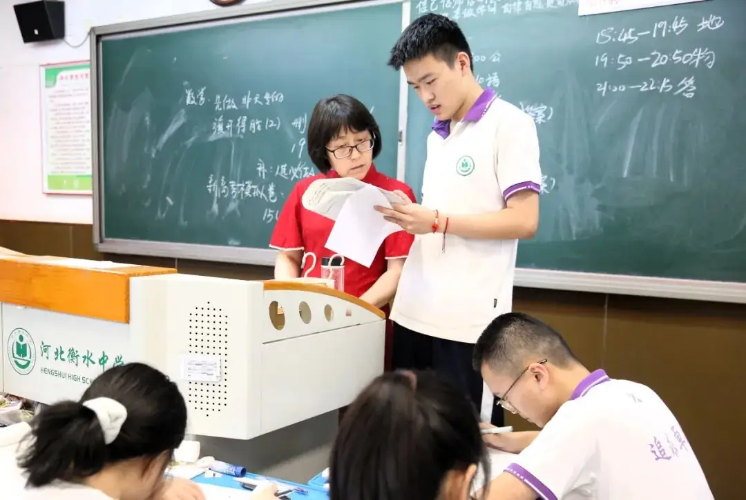 【衡中小紫,高考加油】教师把“备课区”搬到走廊、教室,“你们在哪,我们就在哪”! 第13张