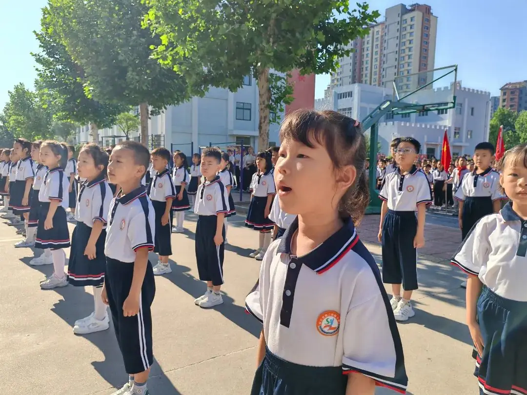 安丘市第二实验小学举行“红领巾爱祖国 争做新时代好队员”——2024年少先队新队员入队仪式 第11张
