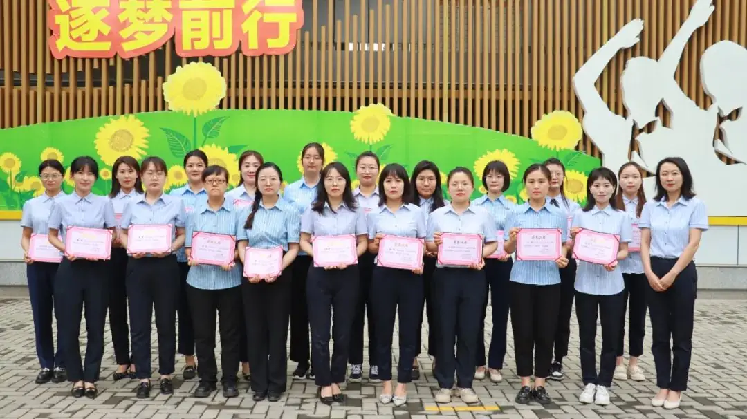 【喜报】咸阳彩虹小学周一晨会颁奖 第45张 【喜报】咸阳彩虹小学周一晨会颁奖 第45张