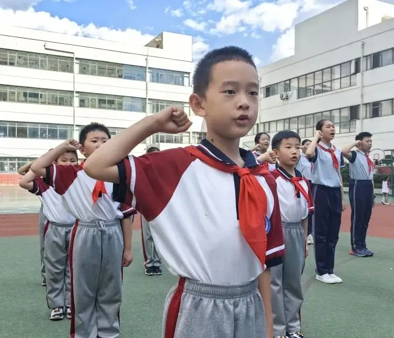 【万达小学·红领巾】冀疆少年手拉手 高举队旗跟党走————一年级新队员入队仪式 第44张 【万达小学·红领巾】冀疆少年手拉手 高举队旗跟党走————一年级新队员入队仪式 第44张