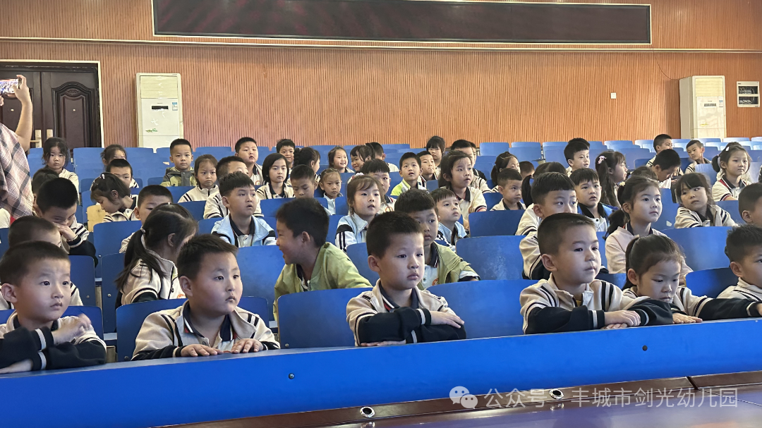 “走进小学 感悟成长”—丰城市剑光幼儿园大班组参观小学活动集锦 第23张 “走进小学 感悟成长”—丰城市剑光幼儿园大班组参观小学活动集锦 第23张