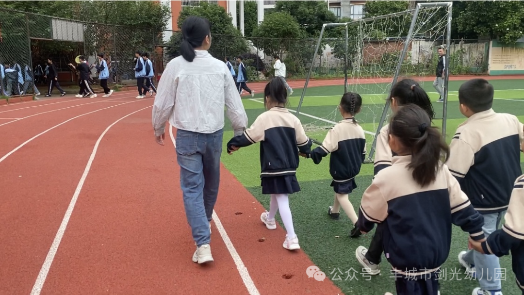 “走进小学 感悟成长”—丰城市剑光幼儿园大班组参观小学活动集锦 第10张 “走进小学 感悟成长”—丰城市剑光幼儿园大班组参观小学活动集锦 第10张