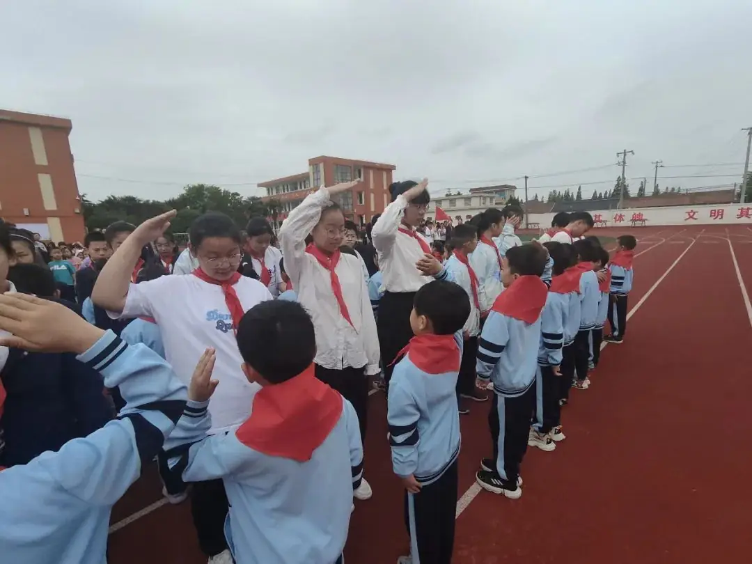 【华丰小学 情感德育】红领巾绘梦,新时代“童”行——华丰小学一年级新队员入队仪式 第10张 【华丰小学 情感德育】红领巾绘梦,新时代“童”行——华丰小学一年级新队员入队仪式 第10张