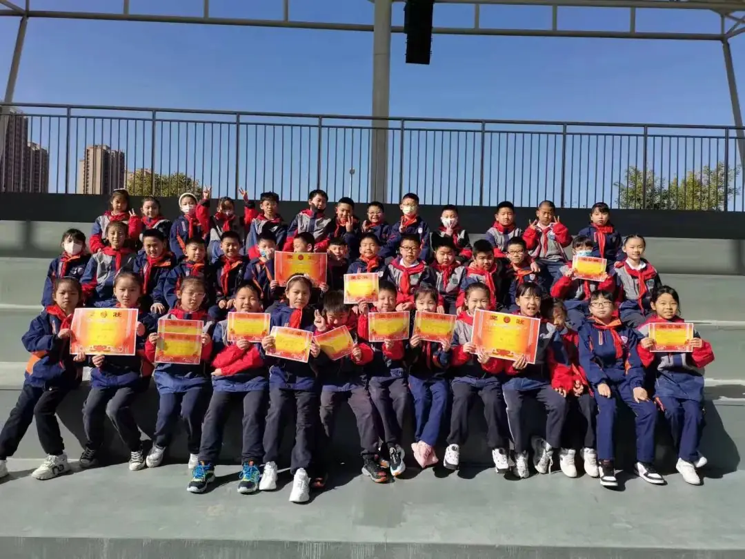 【翠华路小学教育集团·新优质学校】呵护明眸  眼绎精彩——雁塔区第八小学第十五周升国旗仪式 第2张