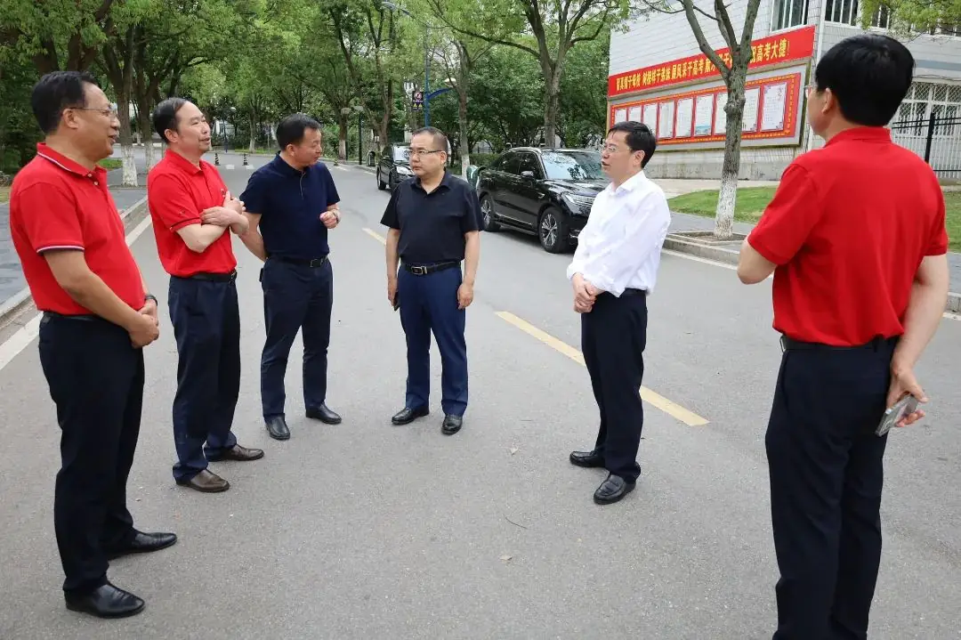 市委书记周军一行莅临我校调研2024年高考准备工作 第3张 市委书记周军一行莅临我校调研2024年高考准备工作 第3张