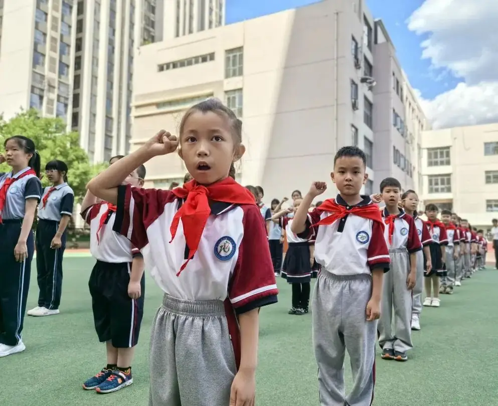 【万达小学·红领巾】冀疆少年手拉手 高举队旗跟党走————一年级新队员入队仪式 第61张 【万达小学·红领巾】冀疆少年手拉手 高举队旗跟党走————一年级新队员入队仪式 第61张