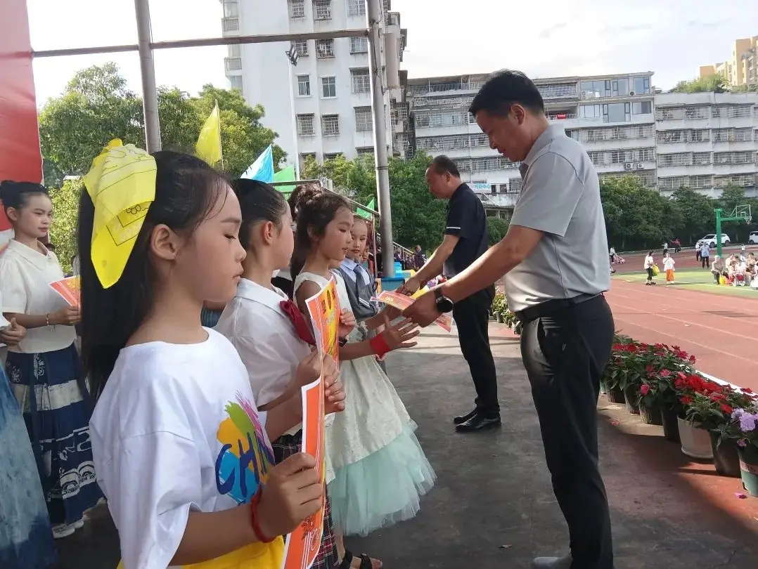 丹寨县城关第一小学第十四周要闻回顾 第90张 丹寨县城关第一小学第十四周要闻回顾 第90张