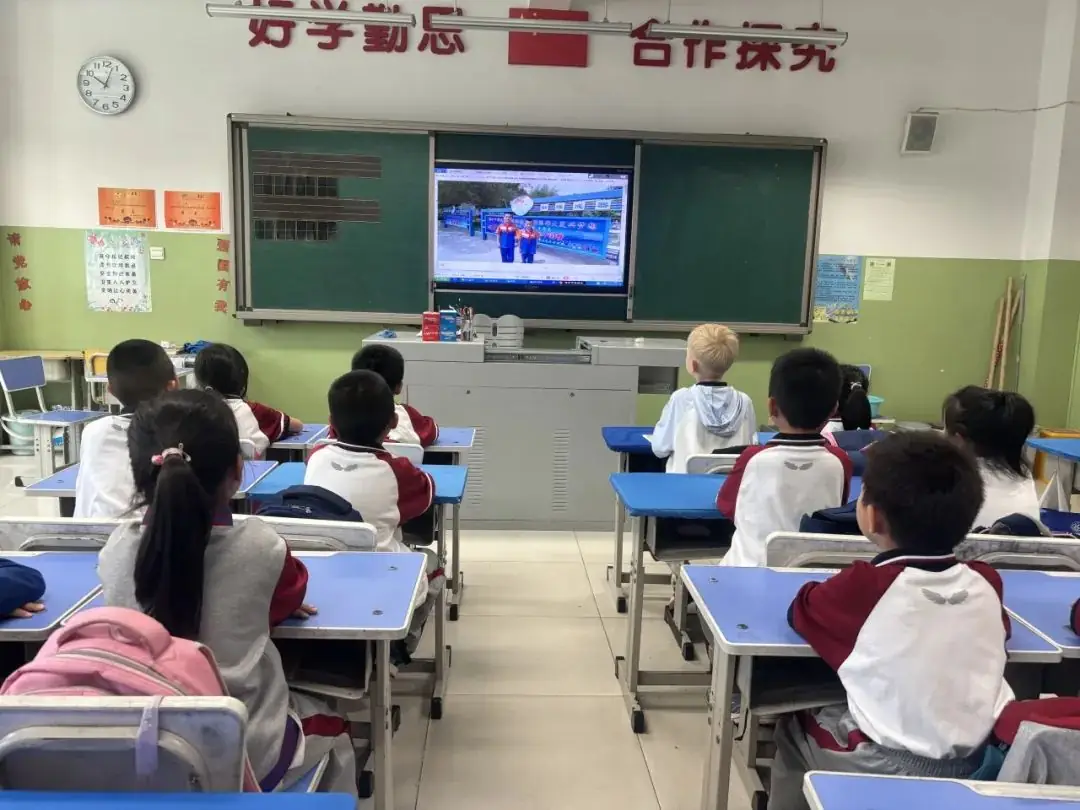 【万达小学·红领巾】冀疆少年手拉手 高举队旗跟党走————一年级新队员入队仪式 第22张 【万达小学·红领巾】冀疆少年手拉手 高举队旗跟党走————一年级新队员入队仪式 第22张