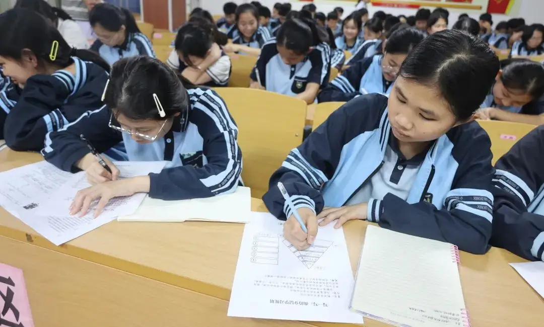 减压赋能,赢战中考——南宁市苏圩中学九年级心理团体辅导活动 第7张 减压赋能,赢战中考——南宁市苏圩中学九年级心理团体辅导活动 第7张