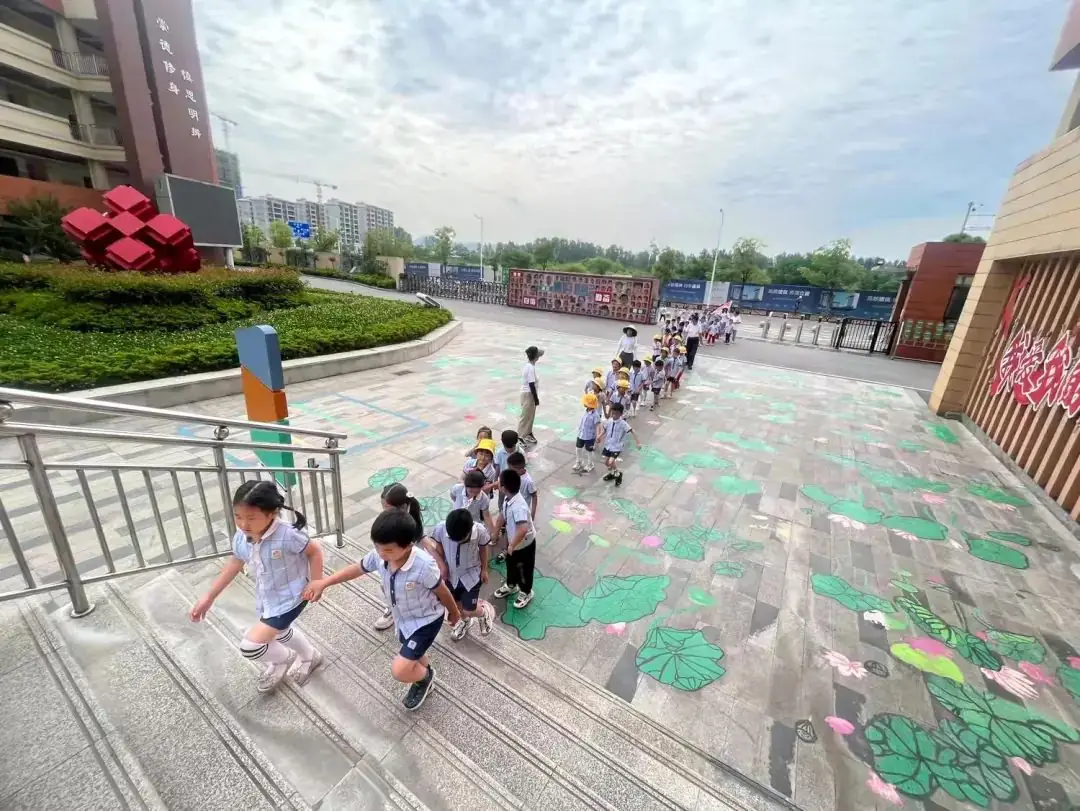 “趣”探小学 “幼”见成长——人民幼儿园西湖园区大班组参观小学活动 第7张 “趣”探小学 “幼”见成长——人民幼儿园西湖园区大班组参观小学活动 第7张
