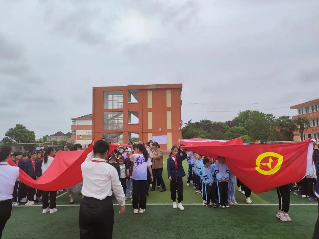 【华丰小学 情感德育】红领巾绘梦,新时代“童”行——华丰小学一年级新队员入队仪式 第7张 【华丰小学 情感德育】红领巾绘梦,新时代“童”行——华丰小学一年级新队员入队仪式 第7张