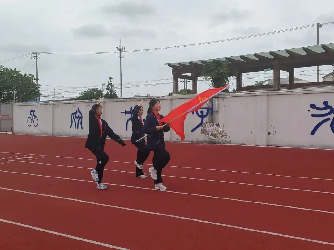 【华丰小学 情感德育】红领巾绘梦,新时代“童”行——华丰小学一年级新队员入队仪式 第3张 【华丰小学 情感德育】红领巾绘梦,新时代“童”行——华丰小学一年级新队员入队仪式 第3张