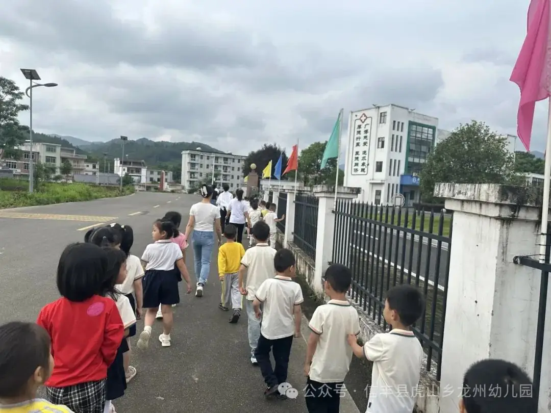 【幼小衔接】初探小学 “幼”见成长——信丰县虎山乡龙州幼儿园大班走进小学主题活动 第13张 【幼小衔接】初探小学 “幼”见成长——信丰县虎山乡龙州幼儿园大班走进小学主题活动 第13张