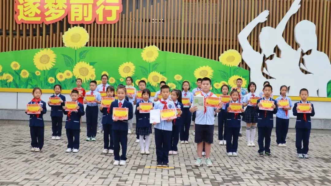 【喜报】咸阳彩虹小学周一晨会颁奖 第28张 【喜报】咸阳彩虹小学周一晨会颁奖 第28张