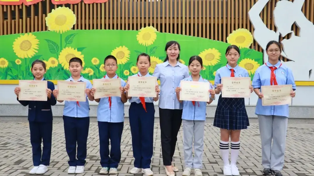 【喜报】咸阳彩虹小学周一晨会颁奖 第8张 【喜报】咸阳彩虹小学周一晨会颁奖 第8张