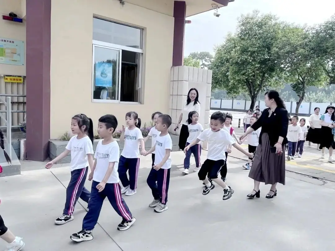 小学零距离  成长初体验 ——阎良区第一幼儿园大班幼儿参观小学纪实 第25张