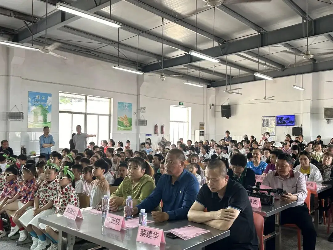 【石屏小学 情感德育】爱心企业家、乒乓球著名教练与石屏小学师生同庆“六一”暨少年宫成果展示、石榴读书节闭幕式文艺汇演活动 第11张