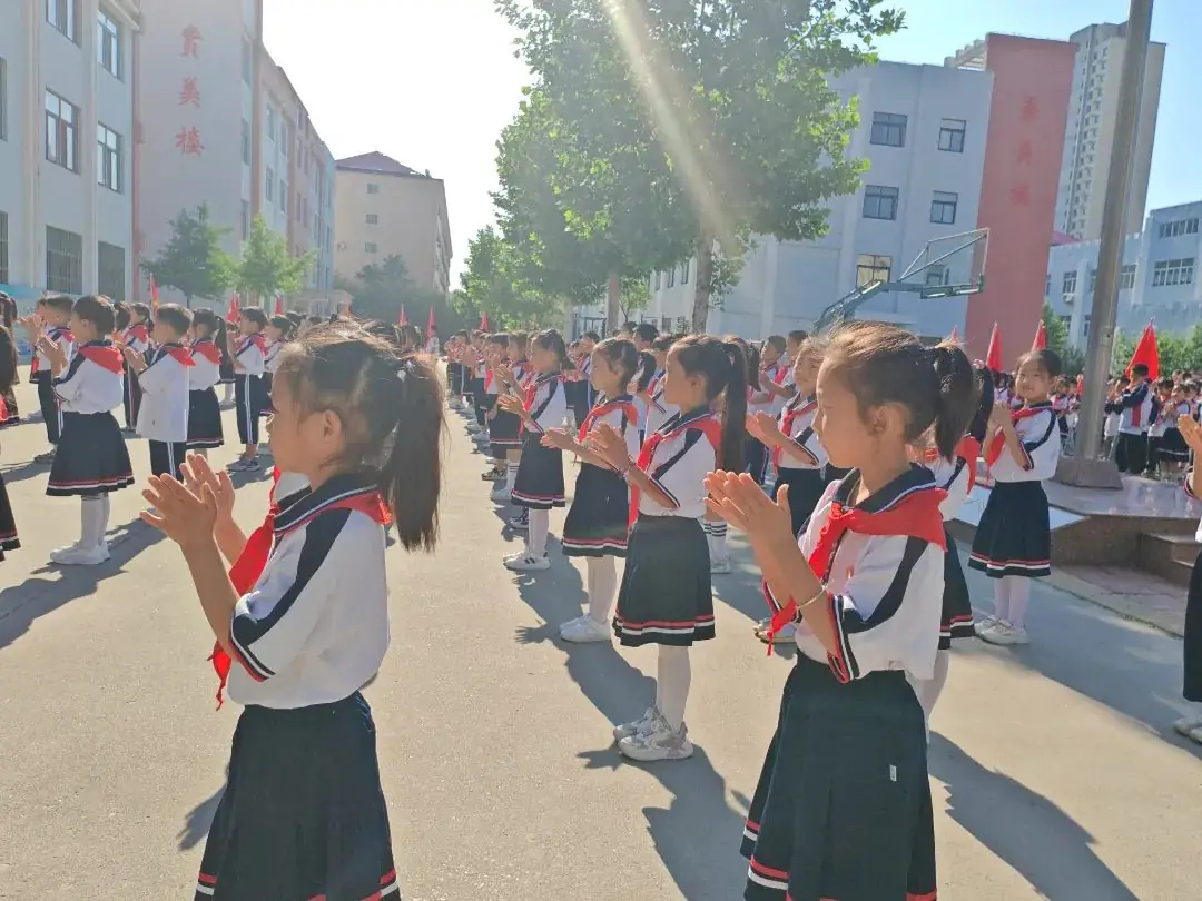 安丘市第二实验小学举行“红领巾爱祖国 争做新时代好队员”——2024年少先队新队员入队仪式 第38张