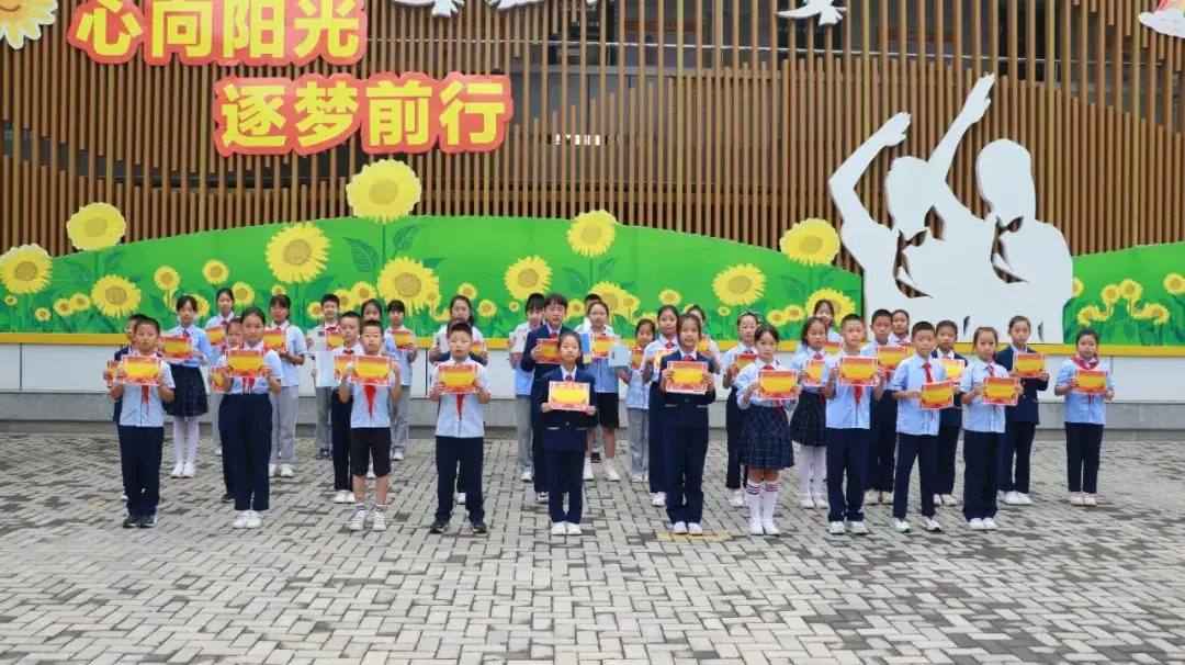 【喜报】咸阳彩虹小学周一晨会颁奖 第24张 【喜报】咸阳彩虹小学周一晨会颁奖 第24张
