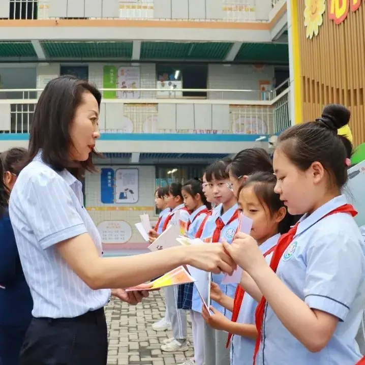 【喜报】咸阳彩虹小学周一晨会颁奖 第20张 【喜报】咸阳彩虹小学周一晨会颁奖 第20张