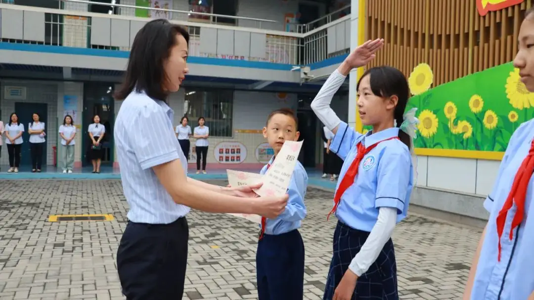 【喜报】咸阳彩虹小学周一晨会颁奖 第12张 【喜报】咸阳彩虹小学周一晨会颁奖 第12张