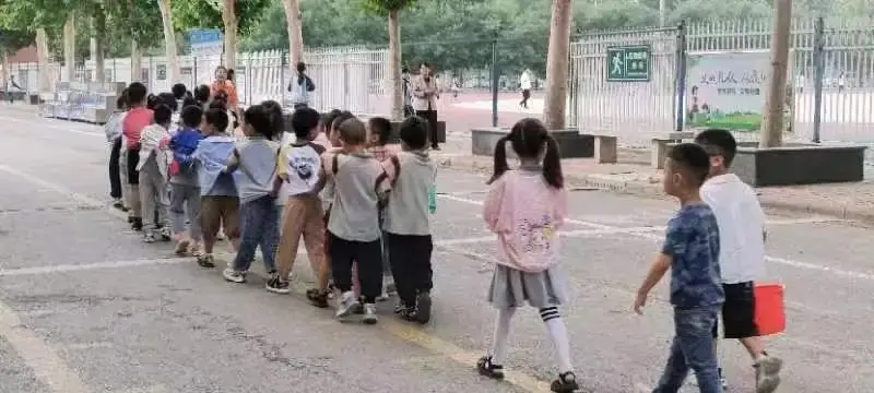 “探秘小学 快乐衔接”---德城区乾城尊府幼儿园幼小衔接活动之参观小学 第11张