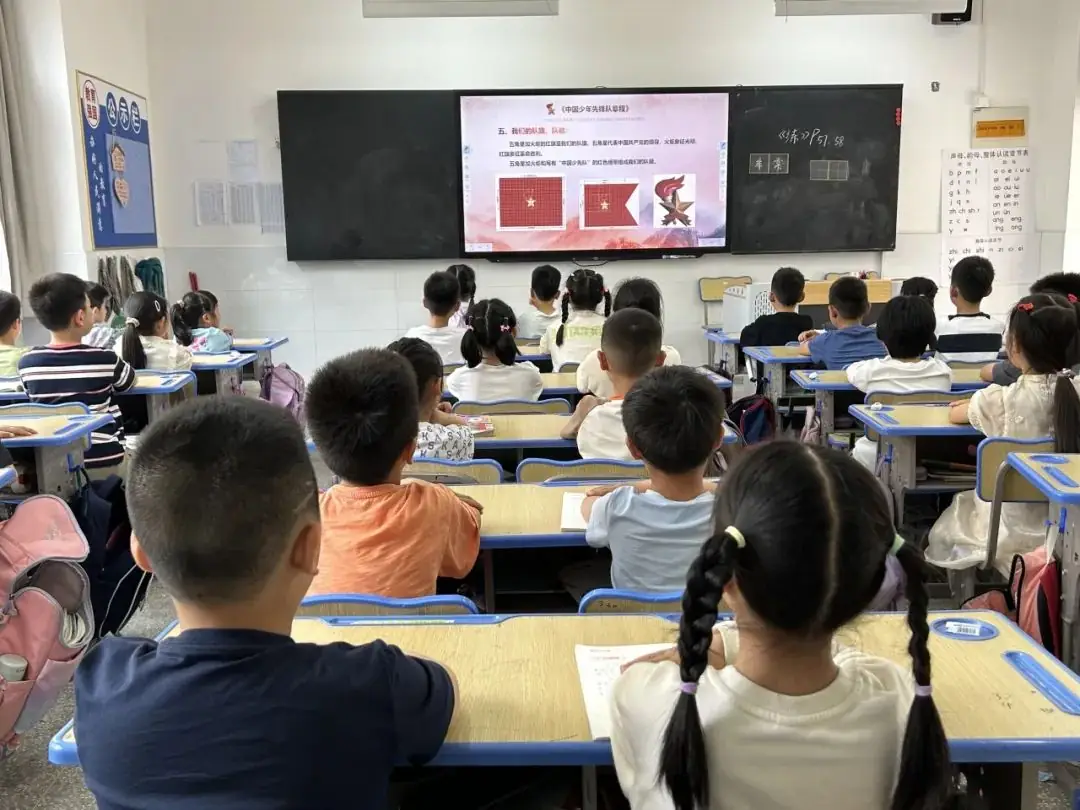 “小小红领巾,闪闪在我心”——山南小学教育集团东湖小学开展2024年少先队入队系列活动 第4张