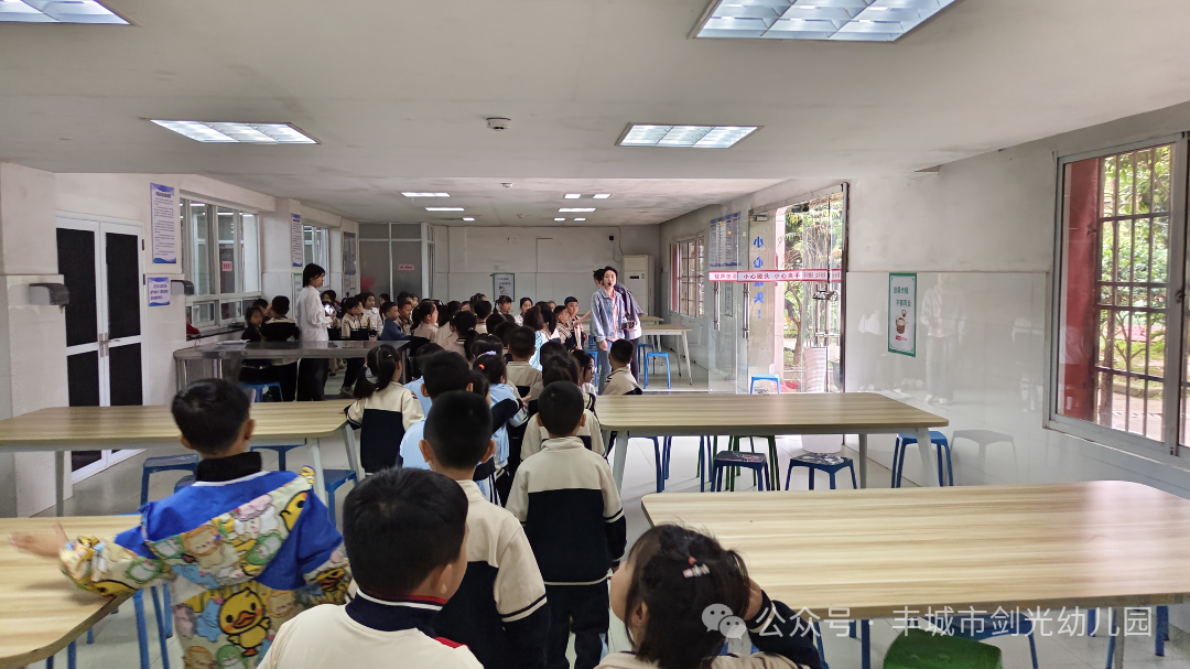 “走进小学 感悟成长”—丰城市剑光幼儿园大班组参观小学活动集锦 第24张 “走进小学 感悟成长”—丰城市剑光幼儿园大班组参观小学活动集锦 第24张