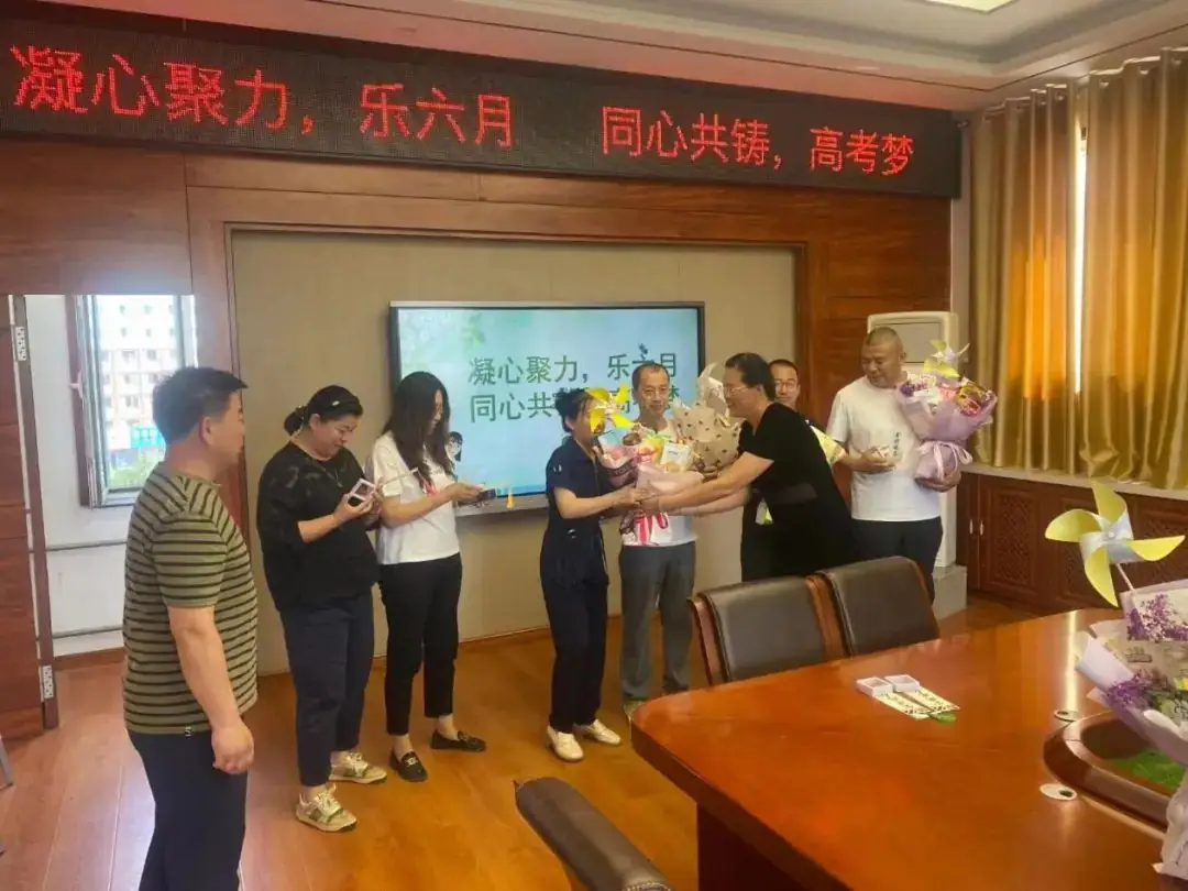 高考前的那些暖心事儿丨第十二中学开展教职工子女高考慰问活动 第4张 高考前的那些暖心事儿丨第十二中学开展教职工子女高考慰问活动 第4张