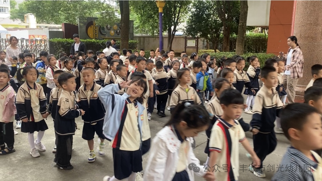 “走进小学 感悟成长”—丰城市剑光幼儿园大班组参观小学活动集锦 第5张 “走进小学 感悟成长”—丰城市剑光幼儿园大班组参观小学活动集锦 第5张