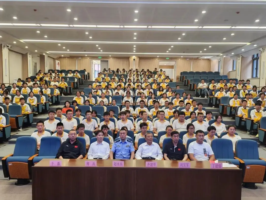 发挥“五老〞优势 助力中考学子——呼和浩特市公安局关工委开展专题讲座 第2张
