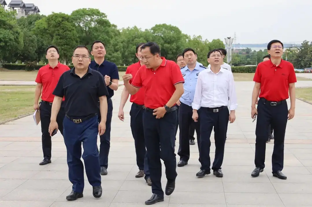 市委书记周军一行莅临我校调研2024年高考准备工作 第2张 市委书记周军一行莅临我校调研2024年高考准备工作 第2张