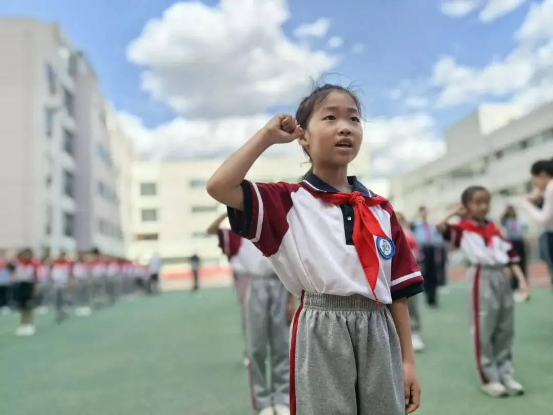 【万达小学·红领巾】冀疆少年手拉手 高举队旗跟党走————一年级新队员入队仪式 第45张 【万达小学·红领巾】冀疆少年手拉手 高举队旗跟党走————一年级新队员入队仪式 第45张