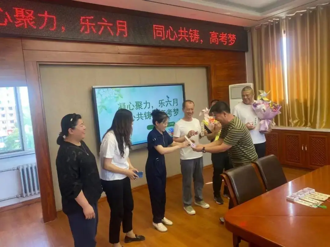 高考前的那些暖心事儿丨第十二中学开展教职工子女高考慰问活动 第5张 高考前的那些暖心事儿丨第十二中学开展教职工子女高考慰问活动 第5张