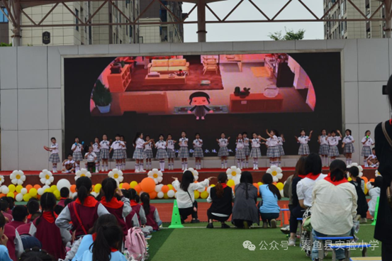 艺润童心 向阳而生——嘉鱼县实验小学开展庆“六一”表彰大会暨校园艺术节社团展演活动 第12张 艺润童心 向阳而生——嘉鱼县实验小学开展庆“六一”表彰大会暨校园艺术节社团展演活动 第12张