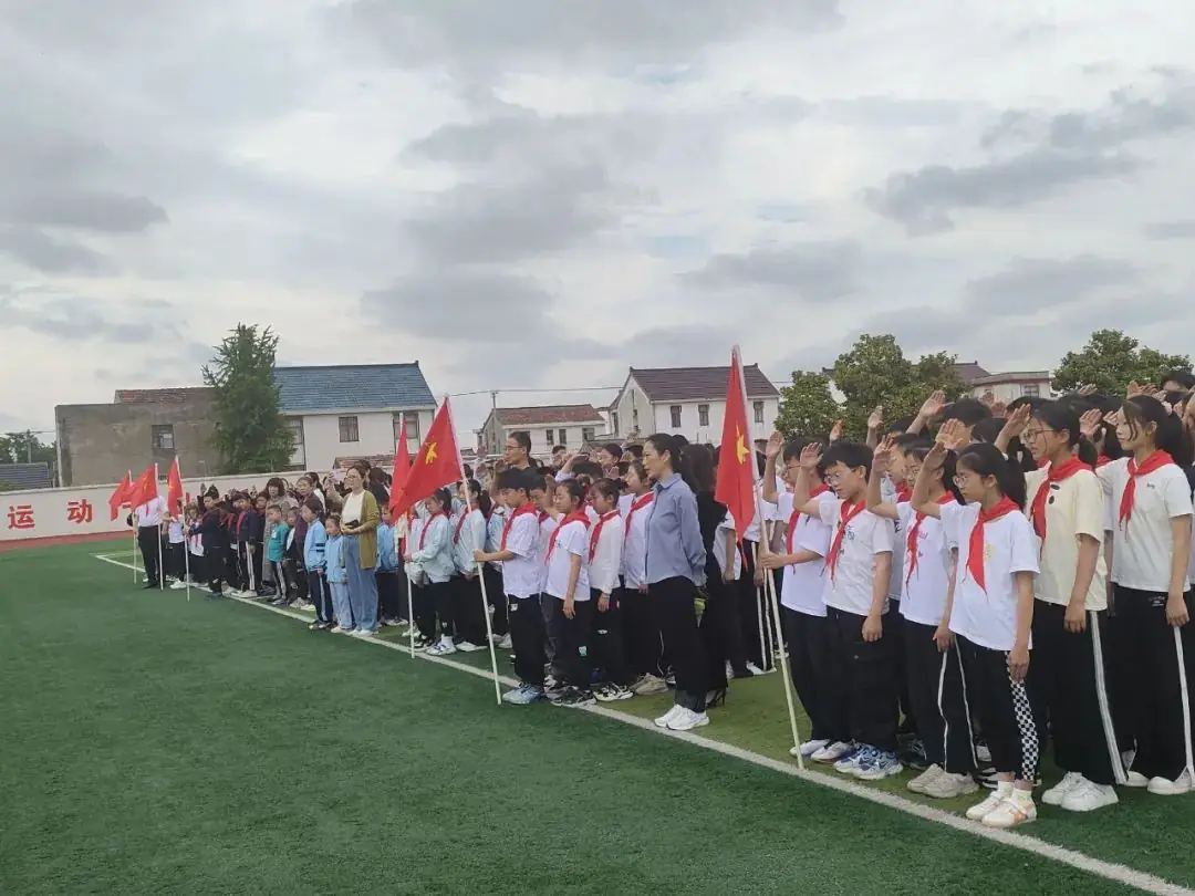 【华丰小学 情感德育】红领巾绘梦,新时代“童”行——华丰小学一年级新队员入队仪式 第4张 【华丰小学 情感德育】红领巾绘梦,新时代“童”行——华丰小学一年级新队员入队仪式 第4张